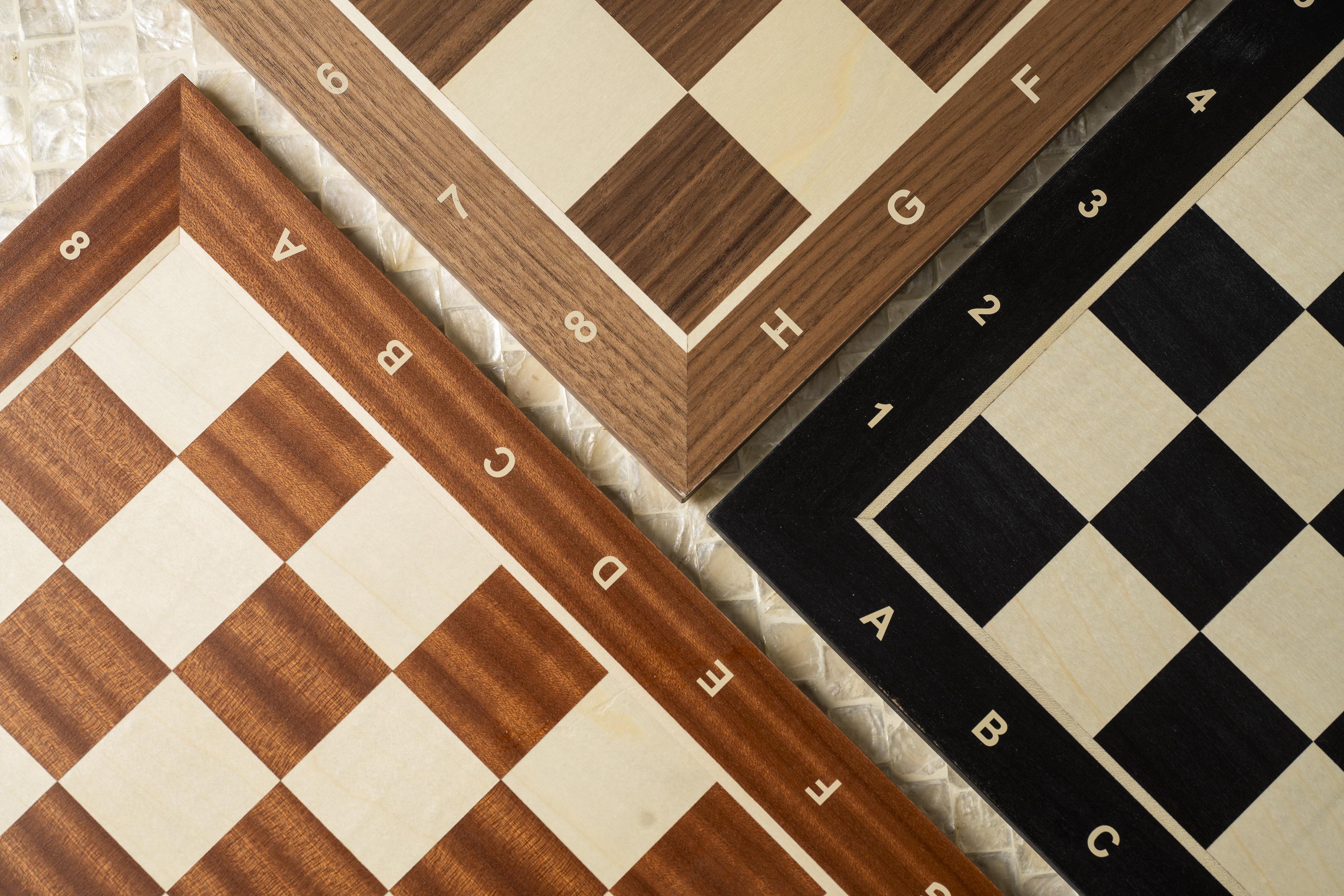 Schachbrett Nr.5,Maße 480x480x14mm,mit beschreibung,mahagoni farbe,intarsien,feld 50mm - 678bbd24230a8beaf17139582539d670