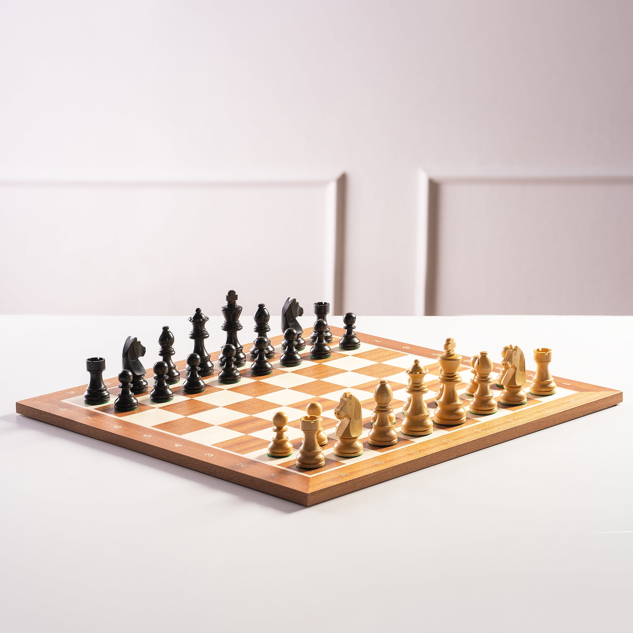 Zeitloses Schachspiel - Schachbrett (Feld 50 mm), Figuren (König 90 mm) - dafcf5bf5d8120871e1e2d8d7e759580