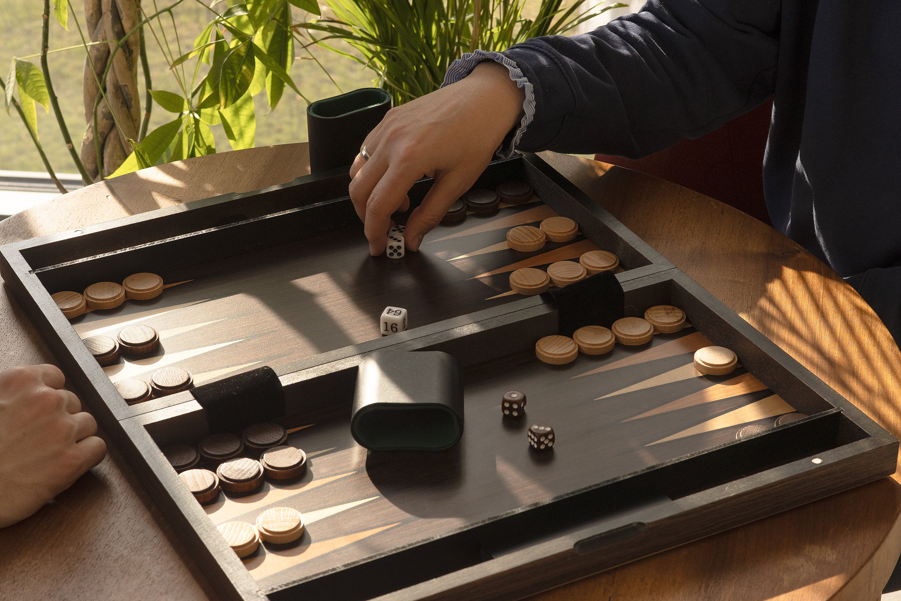 Backgammon in a wooden case (52 x 43.5 cm) - Backgammon in a wooden case (52 x 43.5 cm)