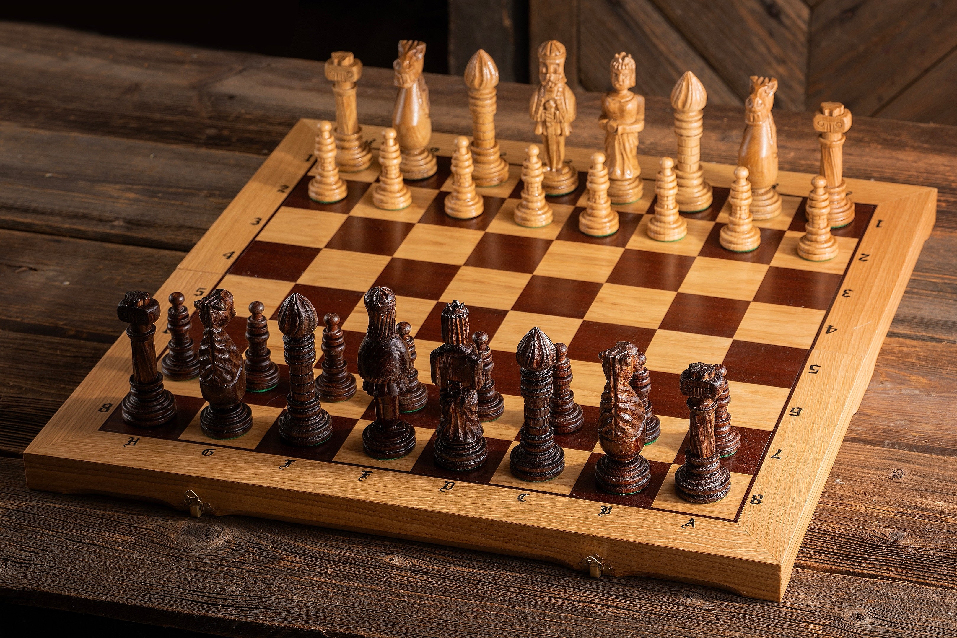 LARGE Eichenschach (65x65cm) mit Intarsien, geschnitzt, aus Holz - 94efdf9643127acd345a79990412210a