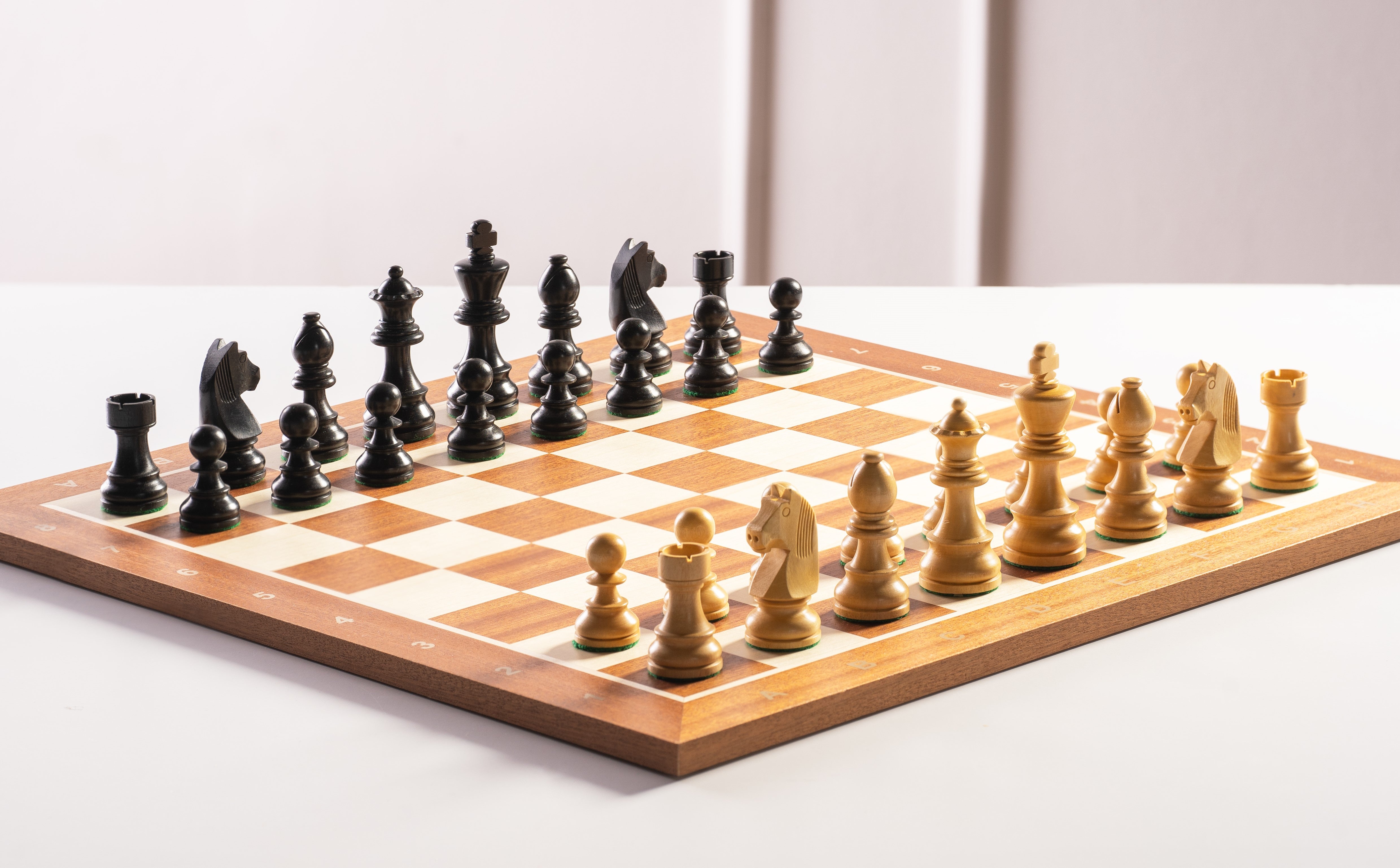 Juego de ajedrez intemporal - tablero (casilla 50 mm), piezas (rey 90 mm) - Juego de ajedrez intemporal - tablero (casilla 50 mm), piezas (rey 90 mm)