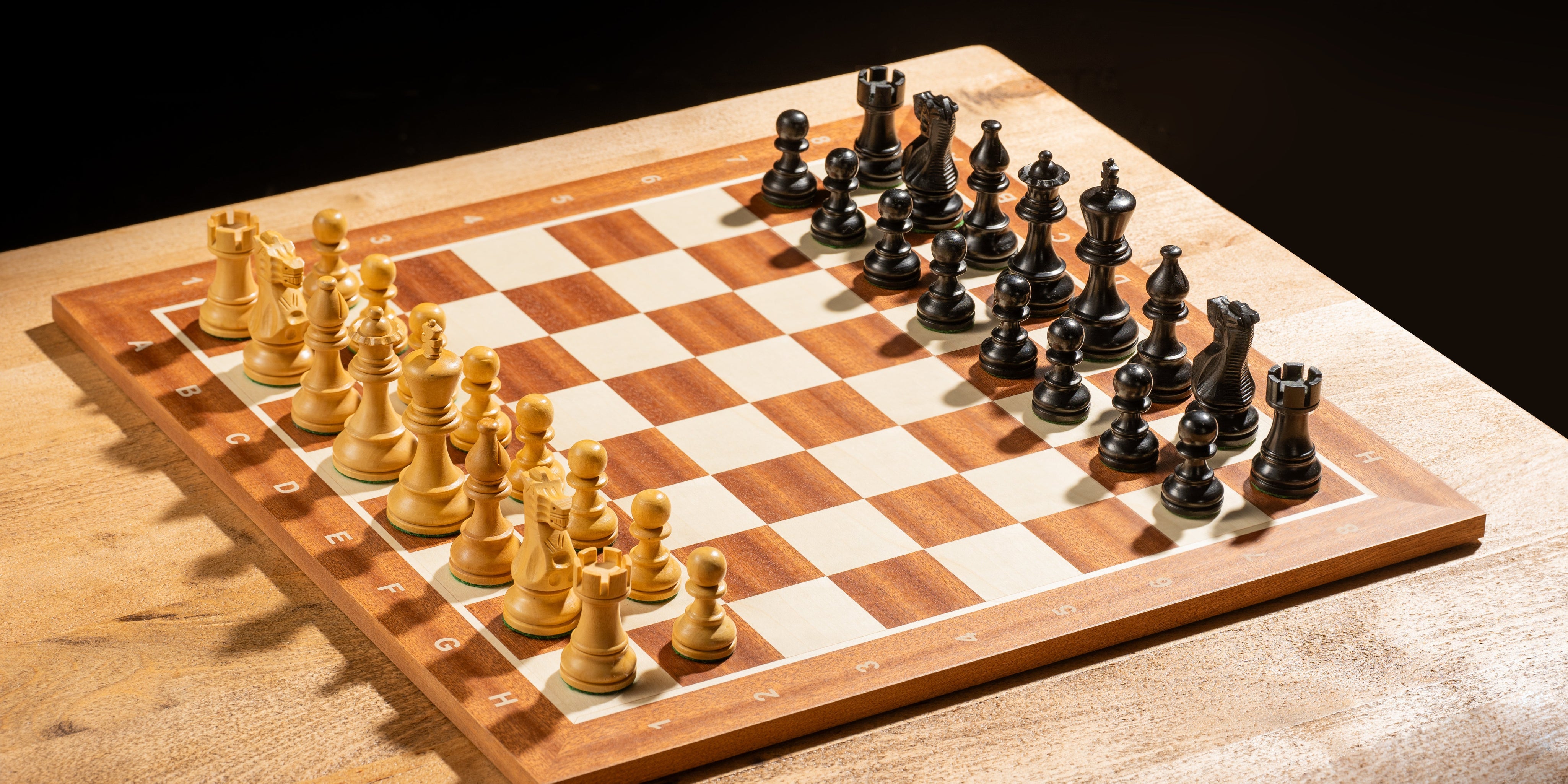 Juegos de ajedrez con tablero y piezas