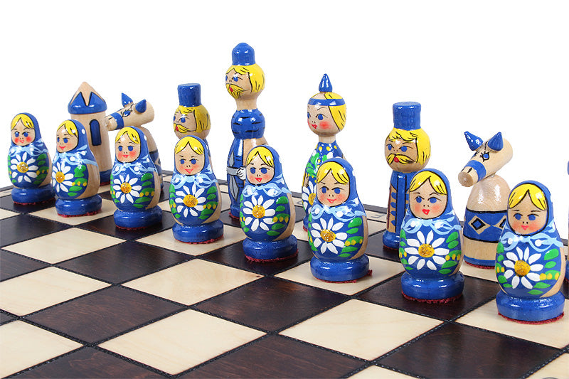 BLAUE BABUSZKAMMERN - Handbemaltes Babuschka Schachspiel (42 × 42 cm) - BLAUE BABUSZKAMMERN - Handbemaltes Babuschka Schachspiel (42 × 42 cm)