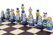 BLAUE BABUSZKAMMERN - Handbemaltes Babuschka Schachspiel (42 × 42 cm)