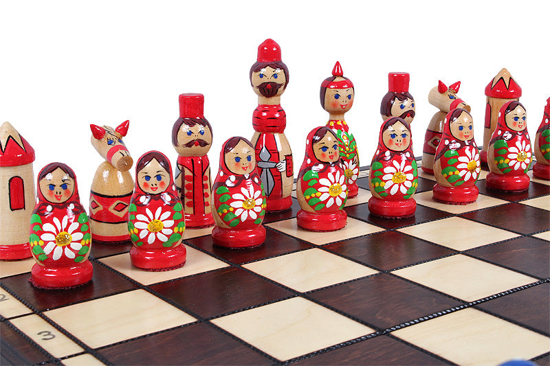 BLAUE BABUSZKAMMERN - Handbemaltes Babuschka Schachspiel (42 × 42 cm) - BLAUE BABUSZKAMMERN - Handbemaltes Babuschka Schachspiel (42 × 42 cm)
