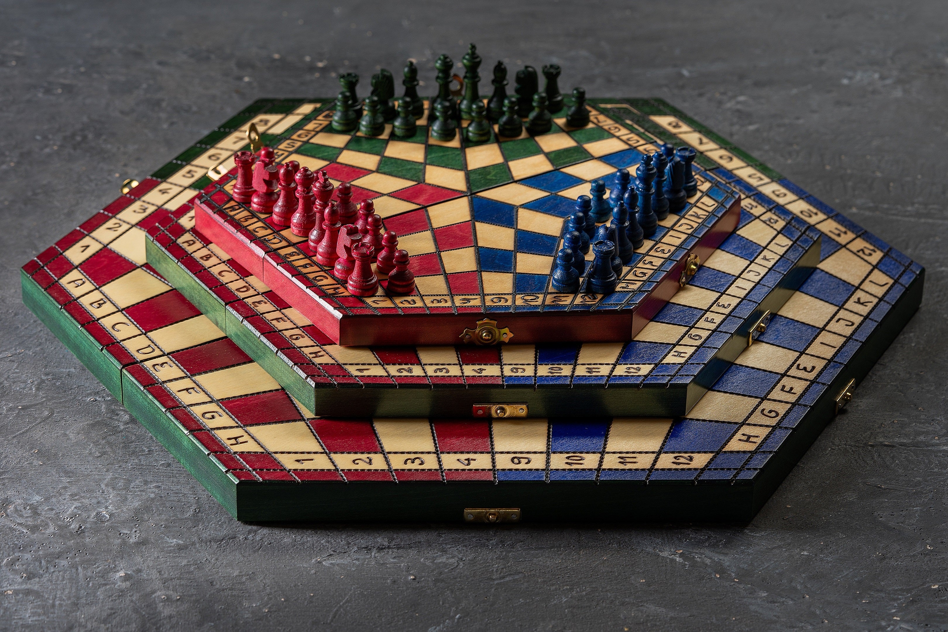 Schachspiel für drei Spieler (32x28cm) tricolour - Schachspiel für drei Spieler (32x28cm) tricolour