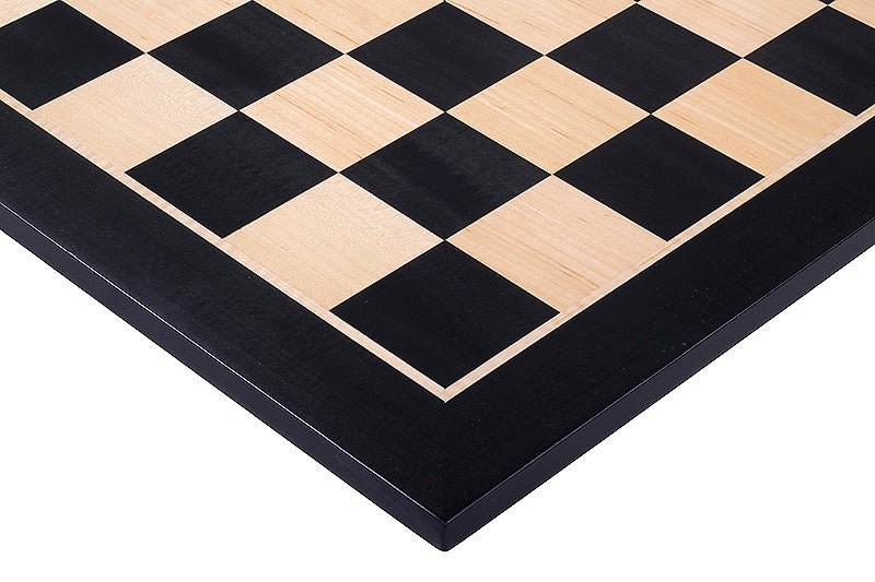 Timeless Schachset mit schwarzem Schachbrett (48x48cm) - Timeless Schachset mit schwarzem Schachbrett (48x48cm)