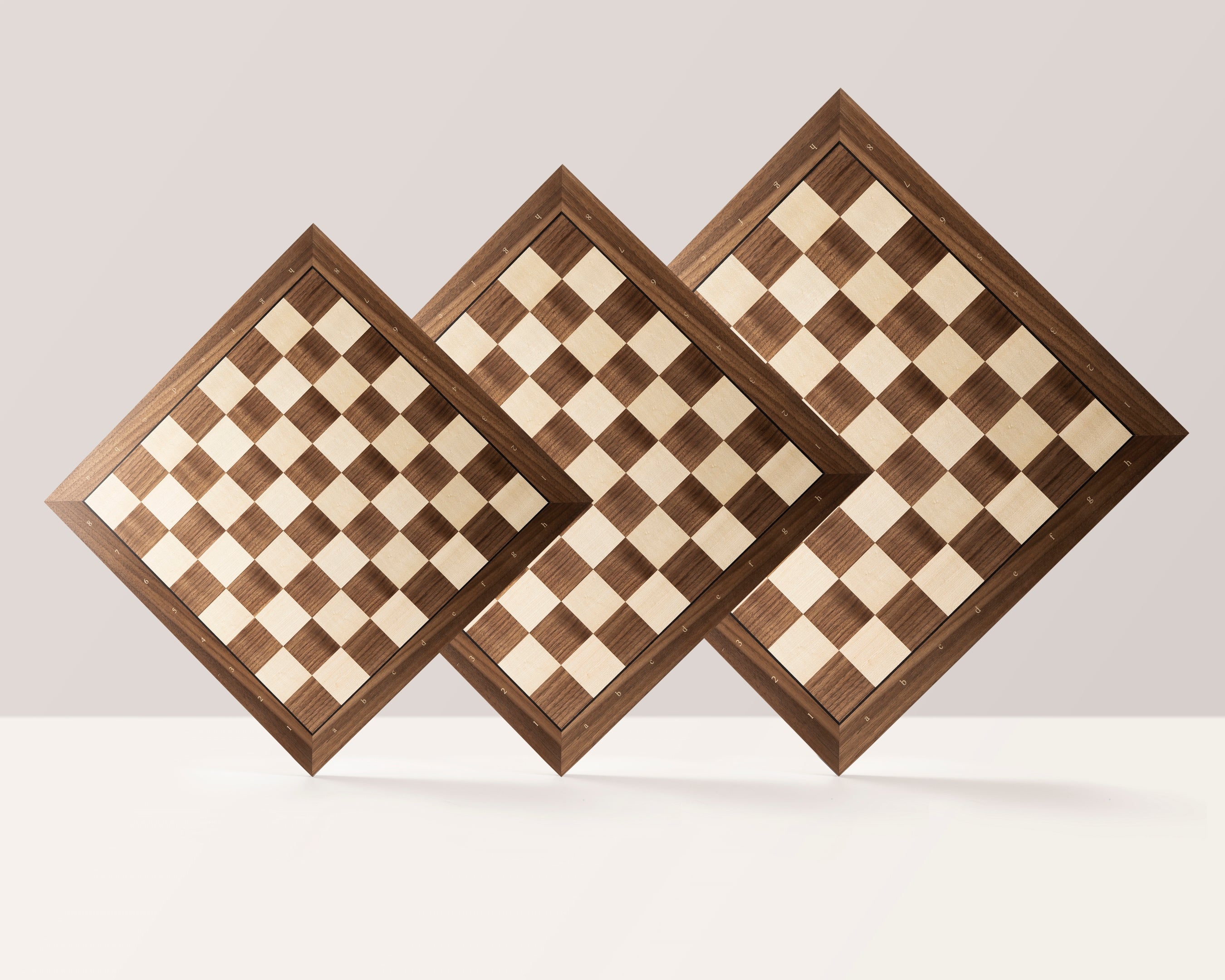 Schachbrett aus Holz Nr. 5+ - Nussbaumrahmen (54 × 54 cm) - Schachbrett aus Holz Nr. 5+ - Nussbaumrahmen (54 × 54 cm)