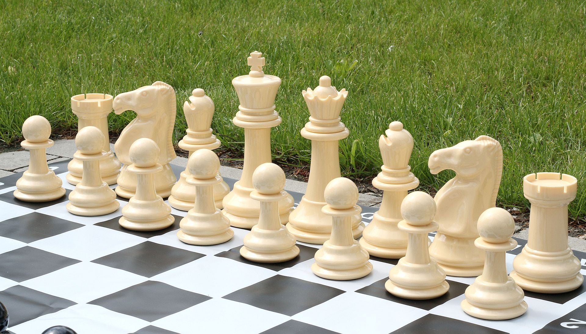 Kleines Schach- und Damespiel für draußen / Garten (König 20 cm) - Figuren + Schachfiguren + Schachbrett - Kleines Schach- und Damespiel für draußen / Garten (König 20 cm) - Figuren + Schachfiguren + Schachbrett