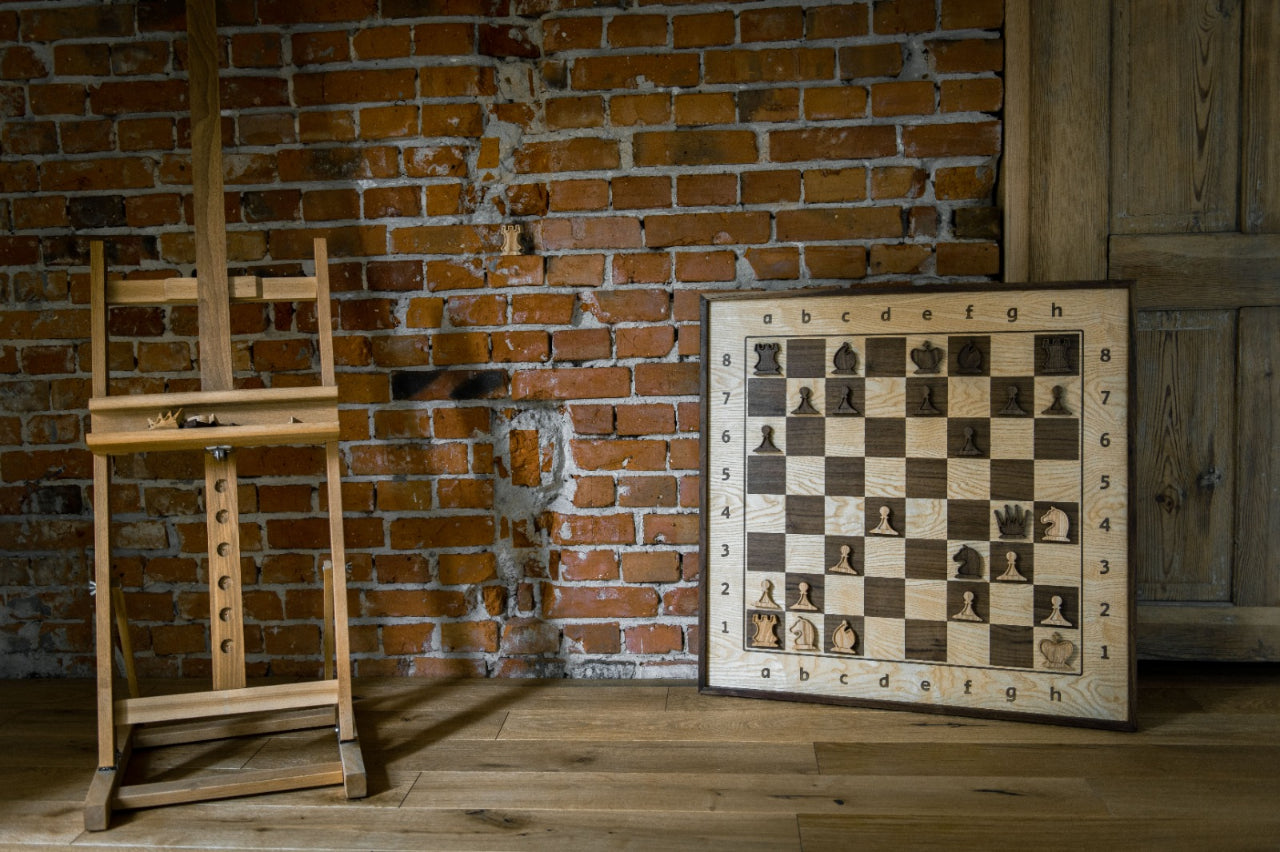 Marco / caballete de madera para un elegante tablero de ajedrez de demostración - Marco / caballete de madera para un elegante tablero de ajedrez de demostración