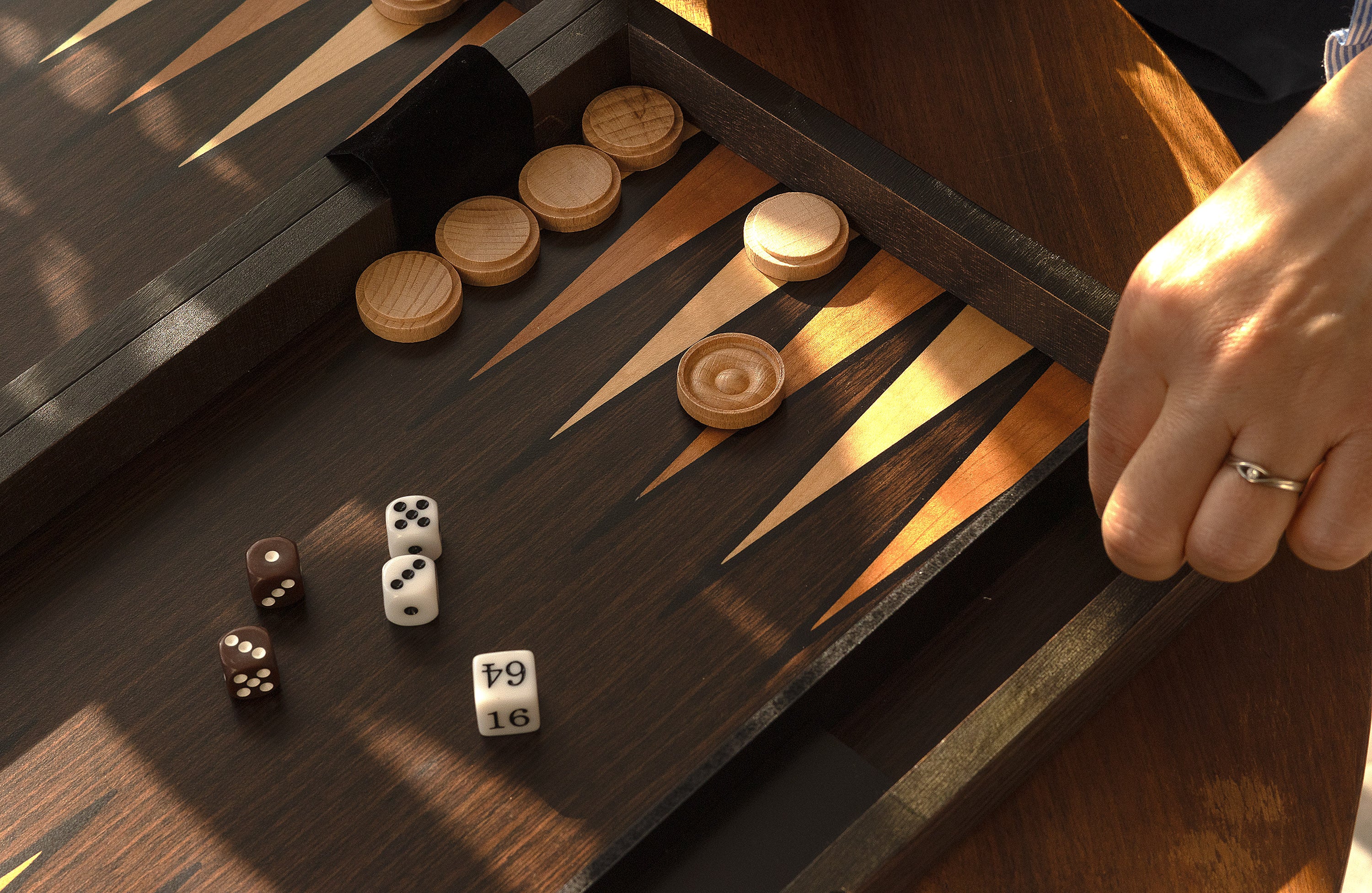 Backgammon in einer Holzkassette (52 x 43,5 cm) - Backgammon in einer Holzkassette (52 x 43,5 cm)