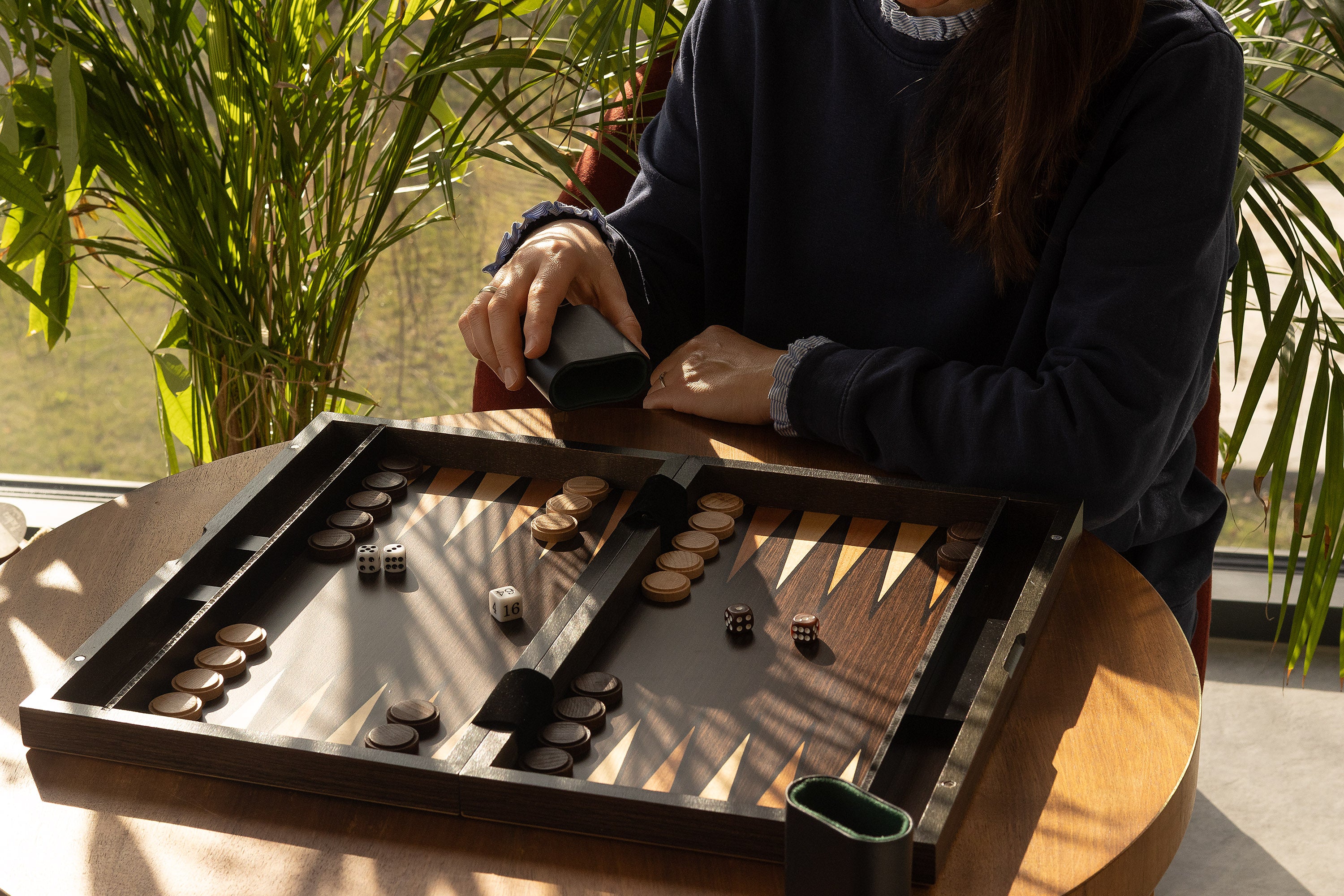 Backgammon in einer Holzkassette (52 x 43,5 cm) - Backgammon in einer Holzkassette (52 x 43,5 cm)