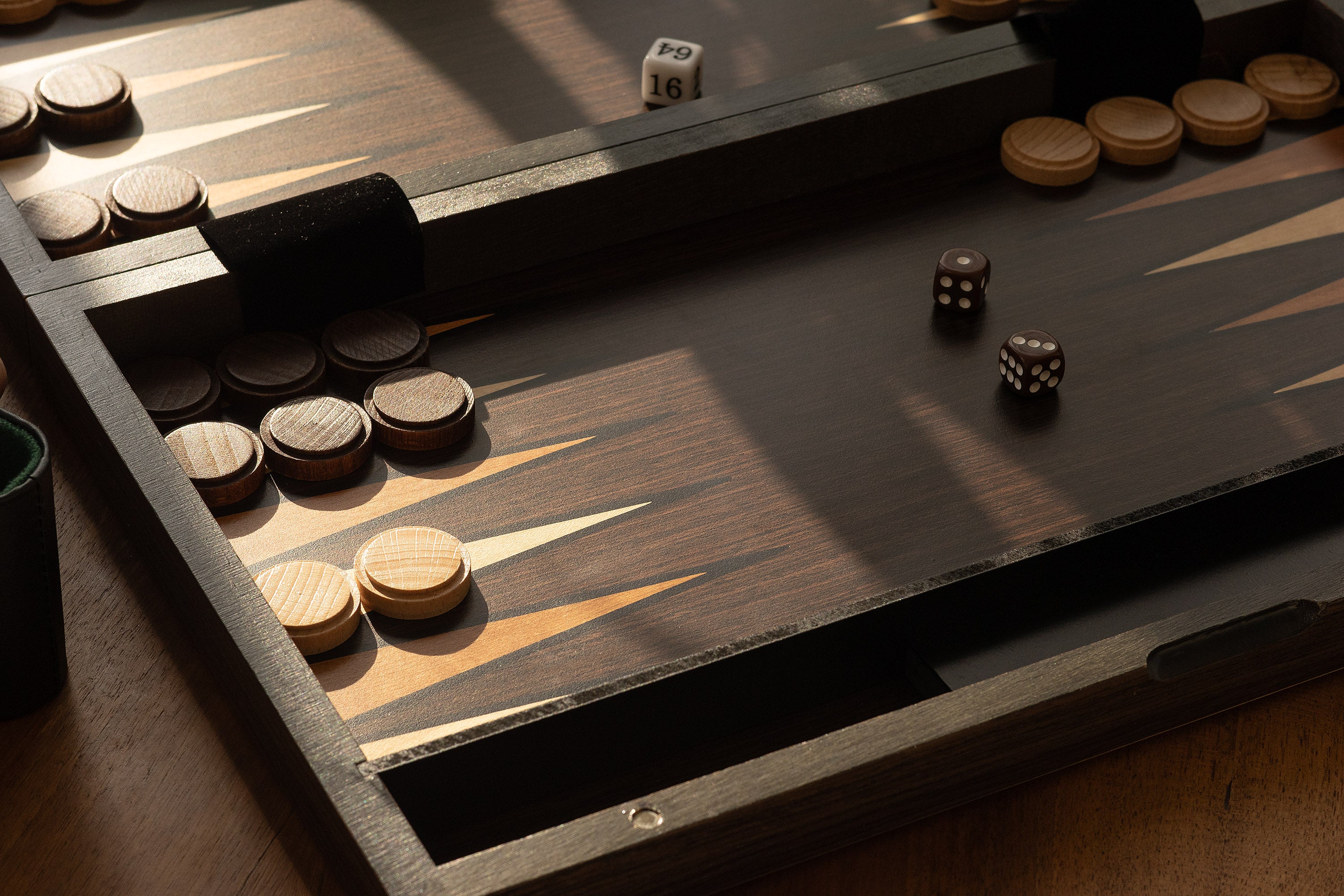 Backgammon in einer Holzkassette (52 x 43,5 cm) - Backgammon in einer Holzkassette (52 x 43,5 cm)