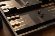 Backgammon in einer Holzkassette (52 x 43,5 cm)