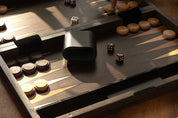 Backgammon in einer Holzkassette (52 x 43,5 cm)