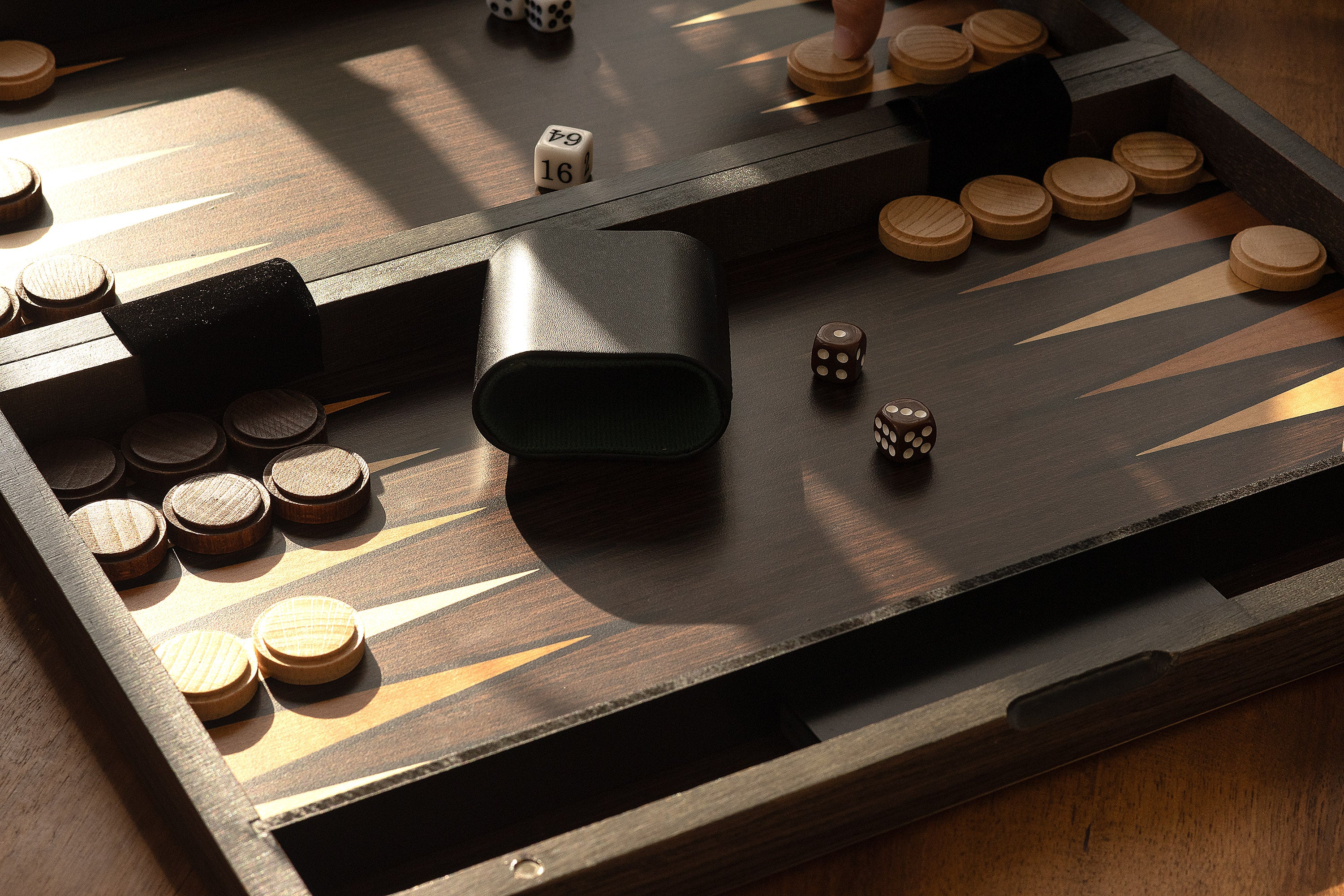 Backgammon in a wooden case (52 x 43.5 cm) - Backgammon in a wooden case (52 x 43.5 cm)
