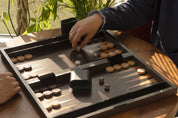 Backgammon in einer Holzkassette (52 x 43,5 cm)