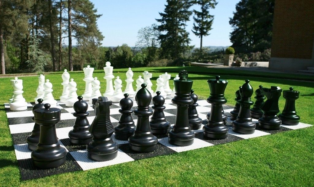 Outdoor / Gartenschachspiel (König 64cm) - Figuren + Plastikschachbrett - Outdoor / Gartenschachspiel (König 64cm) - Figuren + Plastikschachbrett