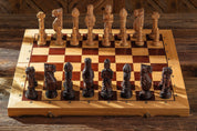 Großes Eichenschach mit geschnitzten Figuren aus Holz - 65 × 65 cm
