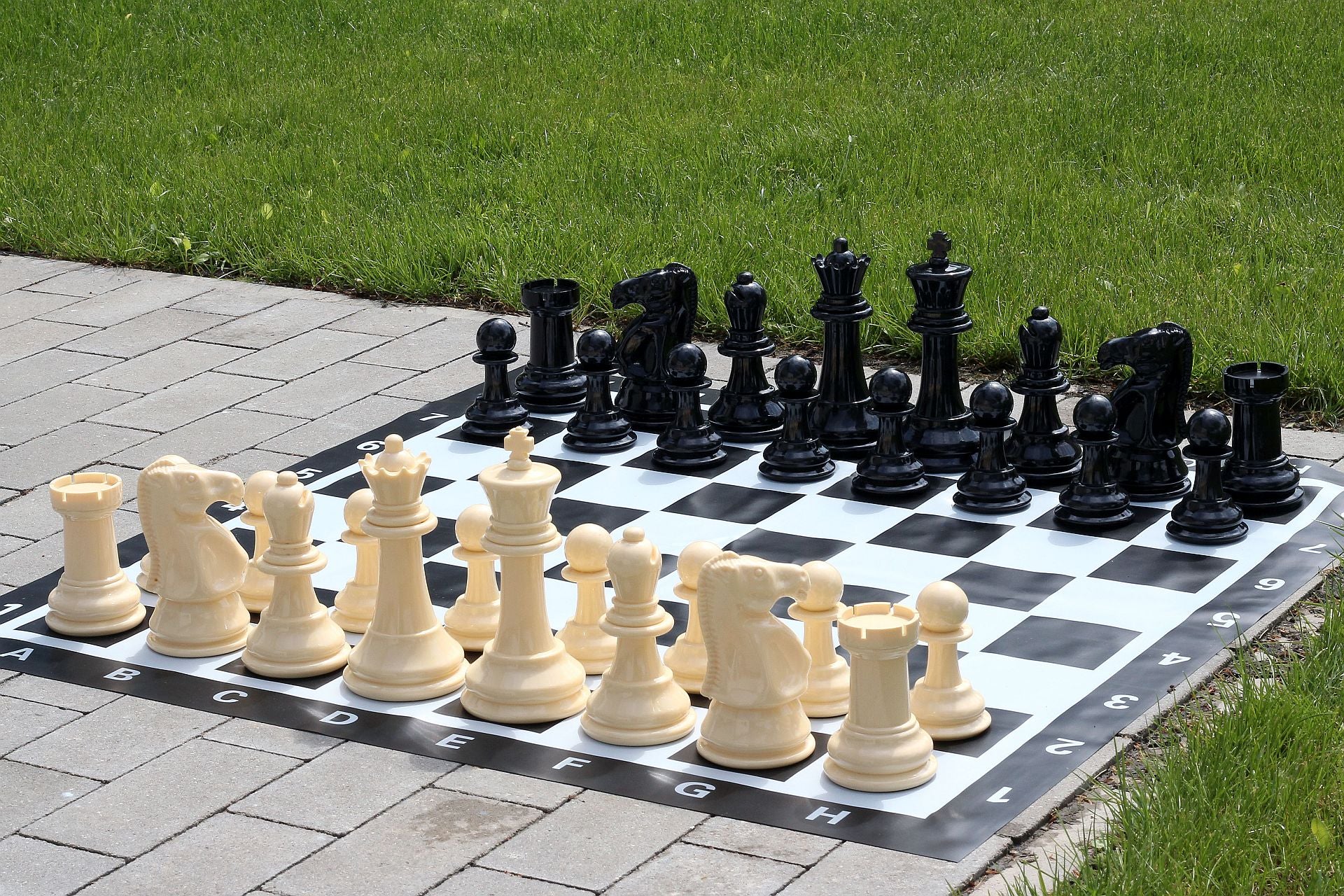 Kleines Outdoor-/Gartenschachspiel (König 20 cm) - Figuren + Vinyl-Schachbrett - Kleines Outdoor-/Gartenschachspiel (König 20 cm) - Figuren + Vinyl-Schachbrett
