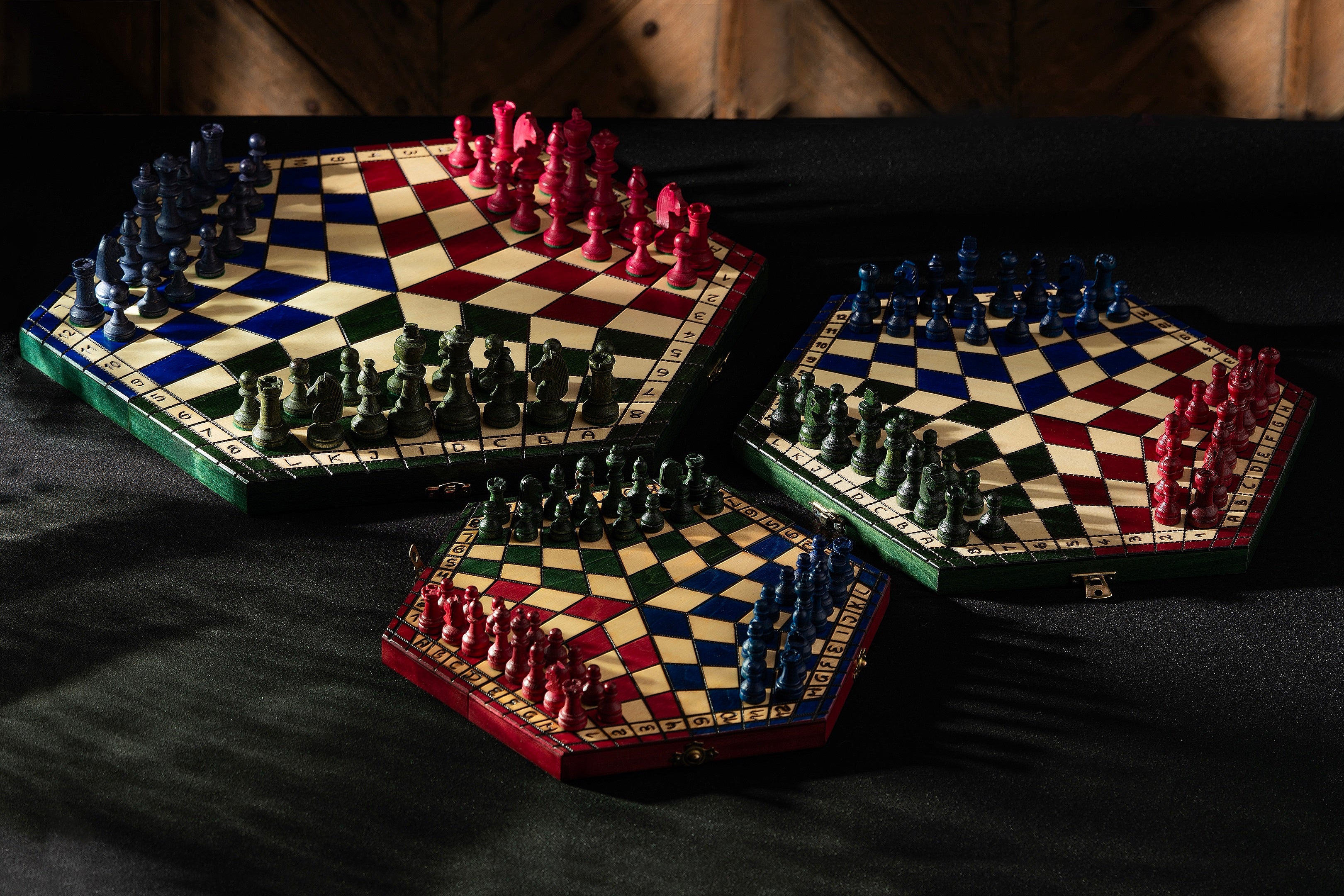 Schachspiel für drei Spieler (32x28cm) tricolour - Schachspiel für drei Spieler (32x28cm) tricolour